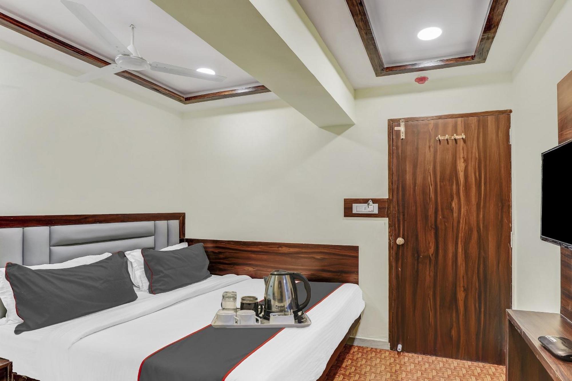 Hotel Collection O Laxmi Kuber Utrān Exterior foto