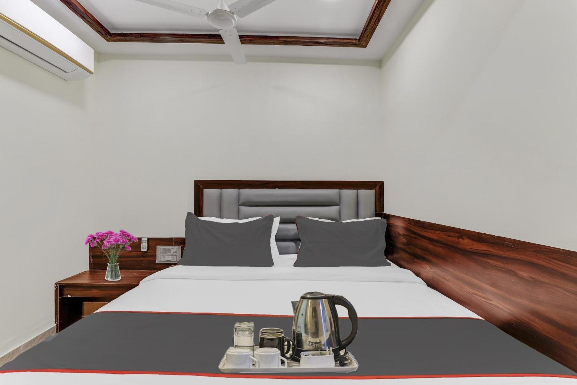 Hotel Collection O Laxmi Kuber Utrān Exterior foto